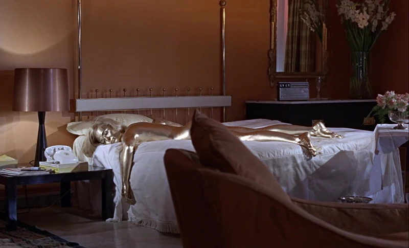 James Bond Goldfinger - Jill Masterson, gespielt von Shirley Eaton, liegt vergoldet auf dem Bett