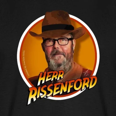 Thorsten Walch in einer Indiana Jones Montur mit dem passenden Schriftzug Herr Rissenford