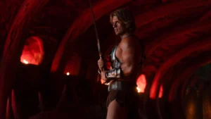 He-Man in Masters of the Universe von 2026 hält sein Schwert mit beiden Händen vor seinem Torso